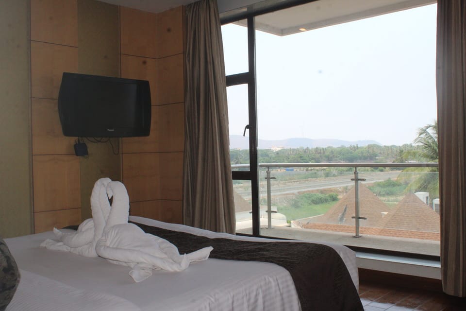 Executive Suite | Minibar, in-room safe, desk, soundproofing