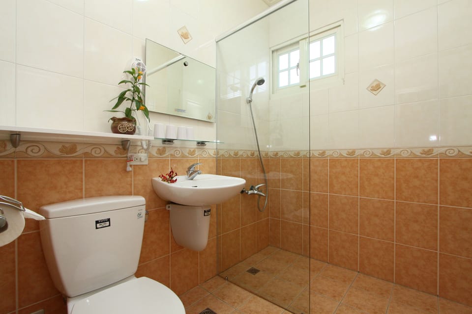 Deluxe Quadruple Room | Bathroom | Shower, free toiletries, hair dryer, slippers