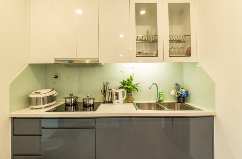 Full-size fridge, microwave, stovetop, electric kettle