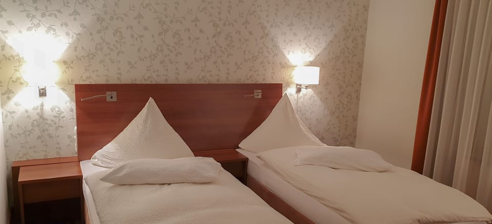 Comfort Double Room | Desk, laptop workspace, blackout drapes, WiFi (free)