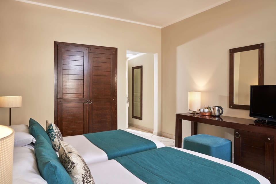 Deluxe Room | Down comforters, minibar, in-room safe, desk