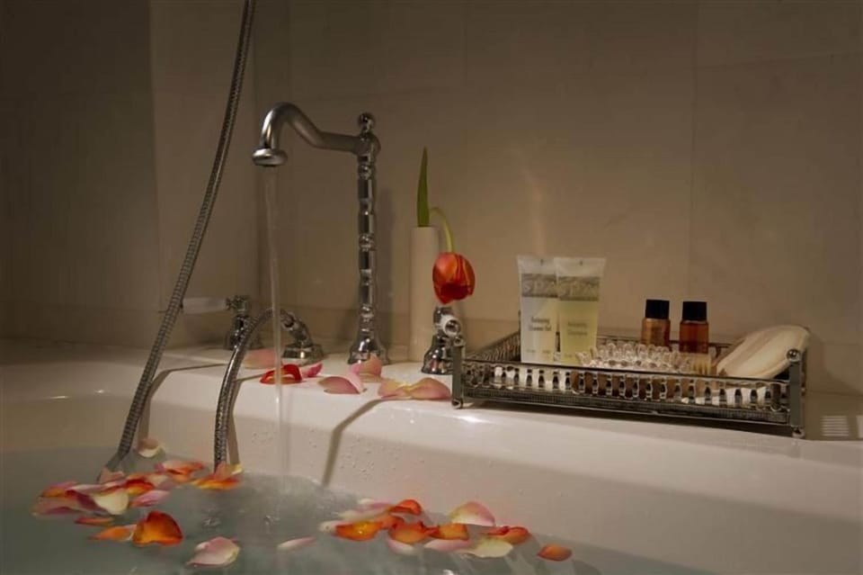 Deep soaking bathtub