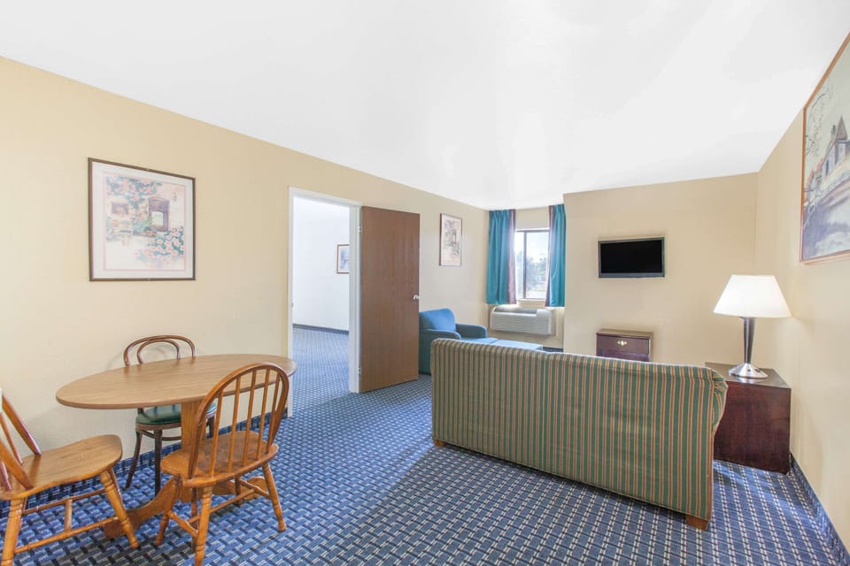 Pillowtop beds, desk, laptop workspace, blackout drapes