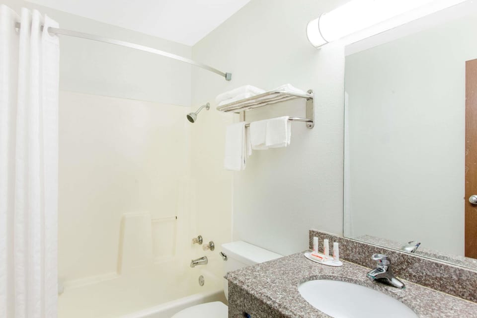Combined shower/tub, free toiletries, hair dryer, towels