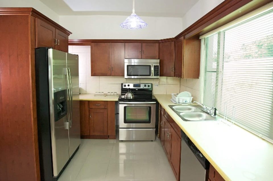Coffee/tea maker, full-size fridge, microwave, stovetop