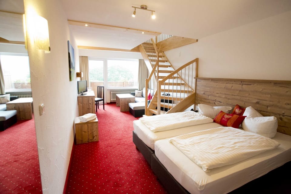 Family Duplex, Mountain View | Hypo-allergenic bedding, in-room safe, free WiFi, bed sheets