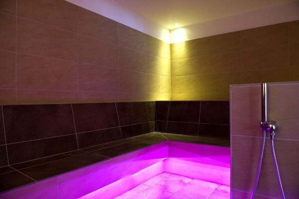 Sauna, steam room, Turkish bath, body treatments, hot stone massages