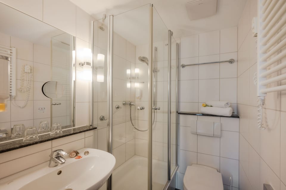 Double Room (south- / landside) | Bathroom | Free toiletries, hair dryer, towels
