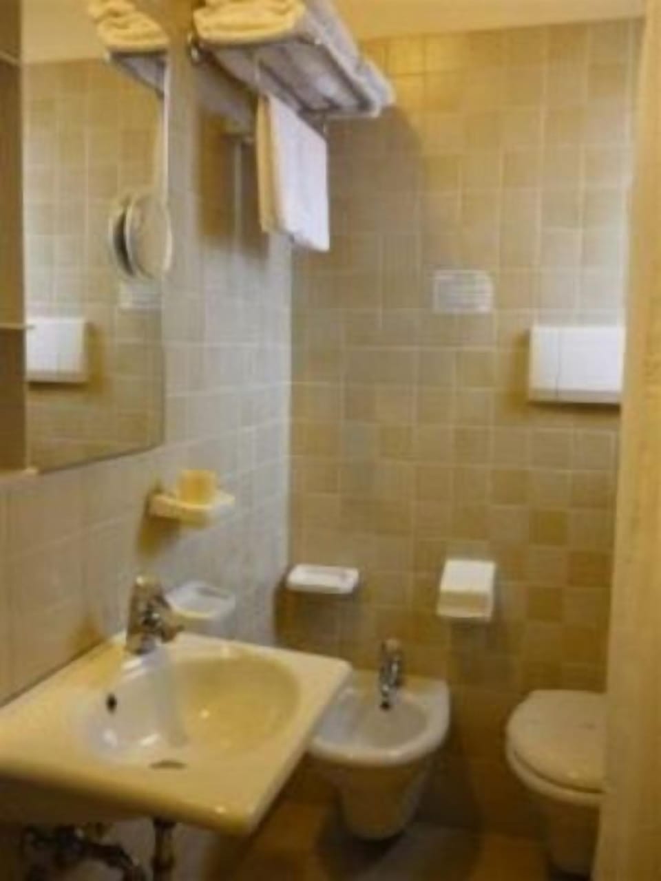 Shower, free toiletries, bidet, towels
