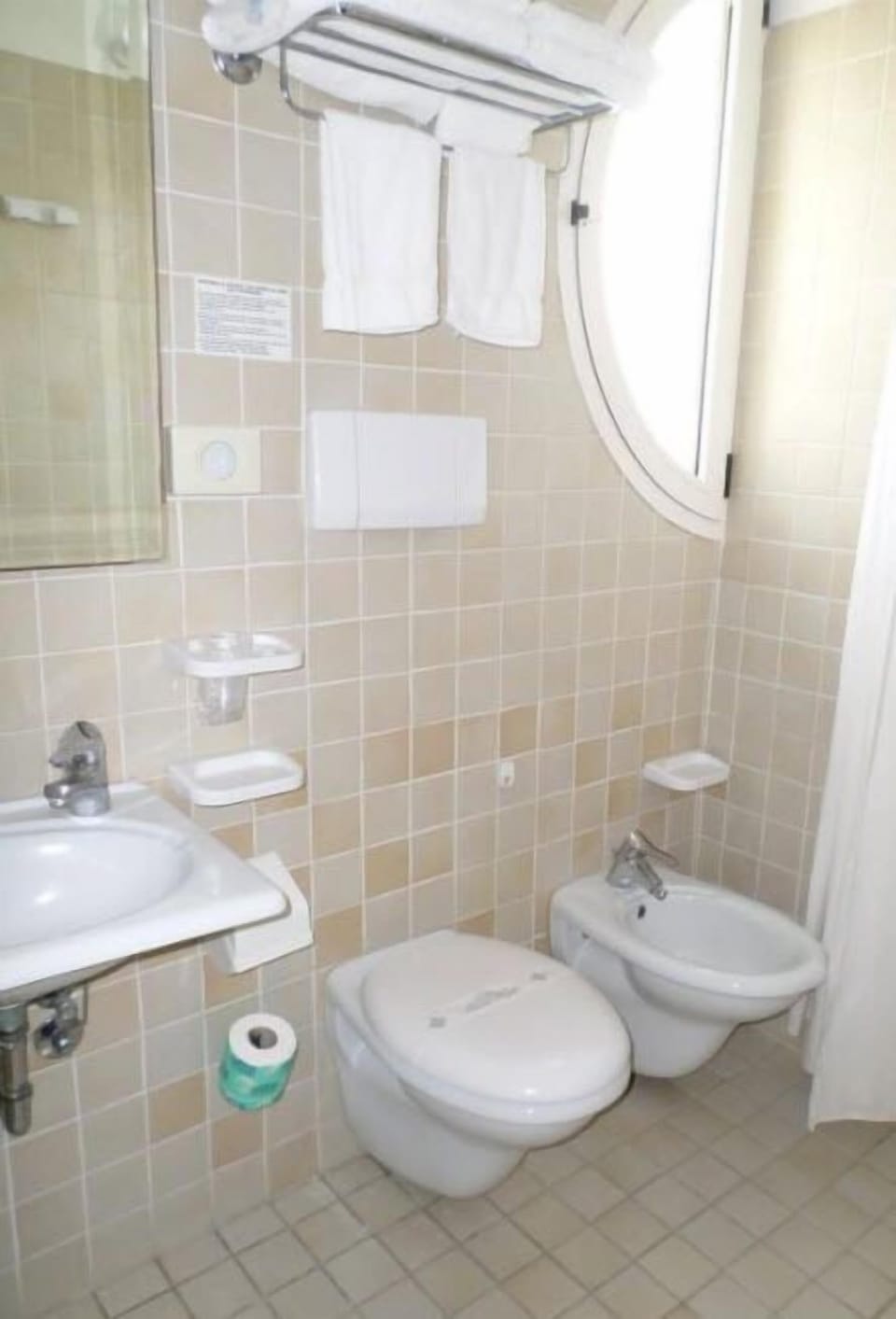 Shower, free toiletries, bidet, towels