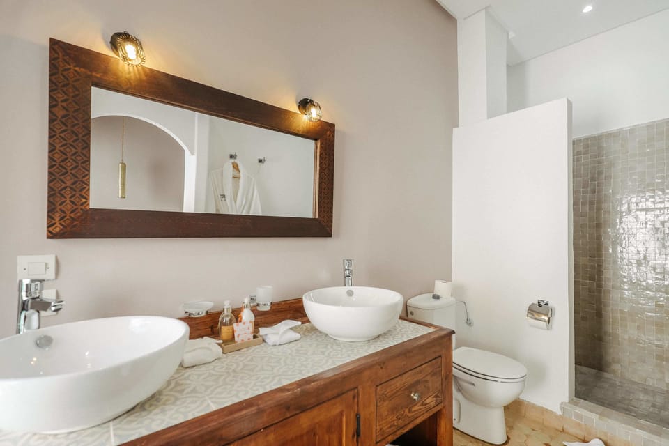 Shower, rainfall showerhead, free toiletries, hair dryer