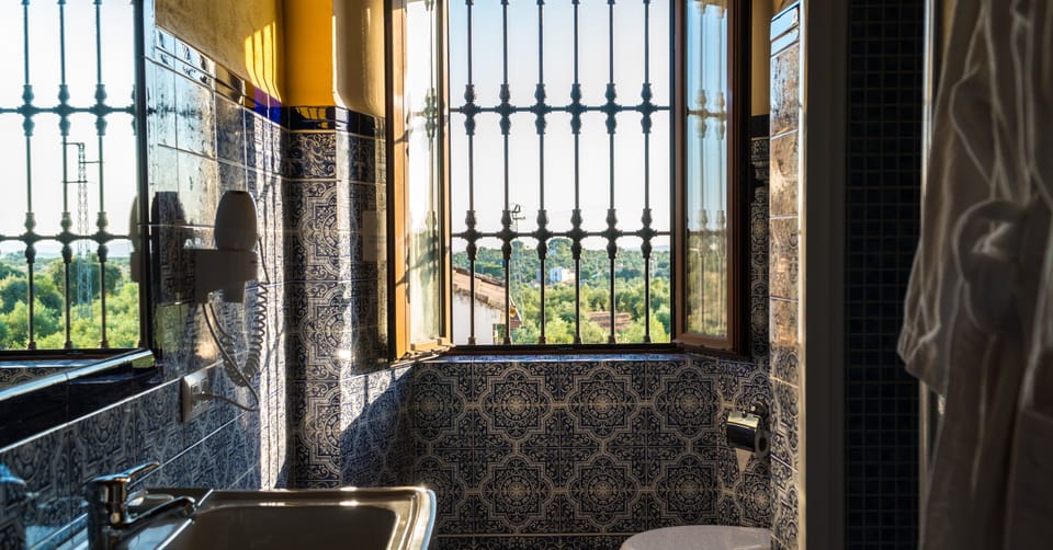 Standard Double Room | Bathroom | Shower, free toiletries, hair dryer, bidet