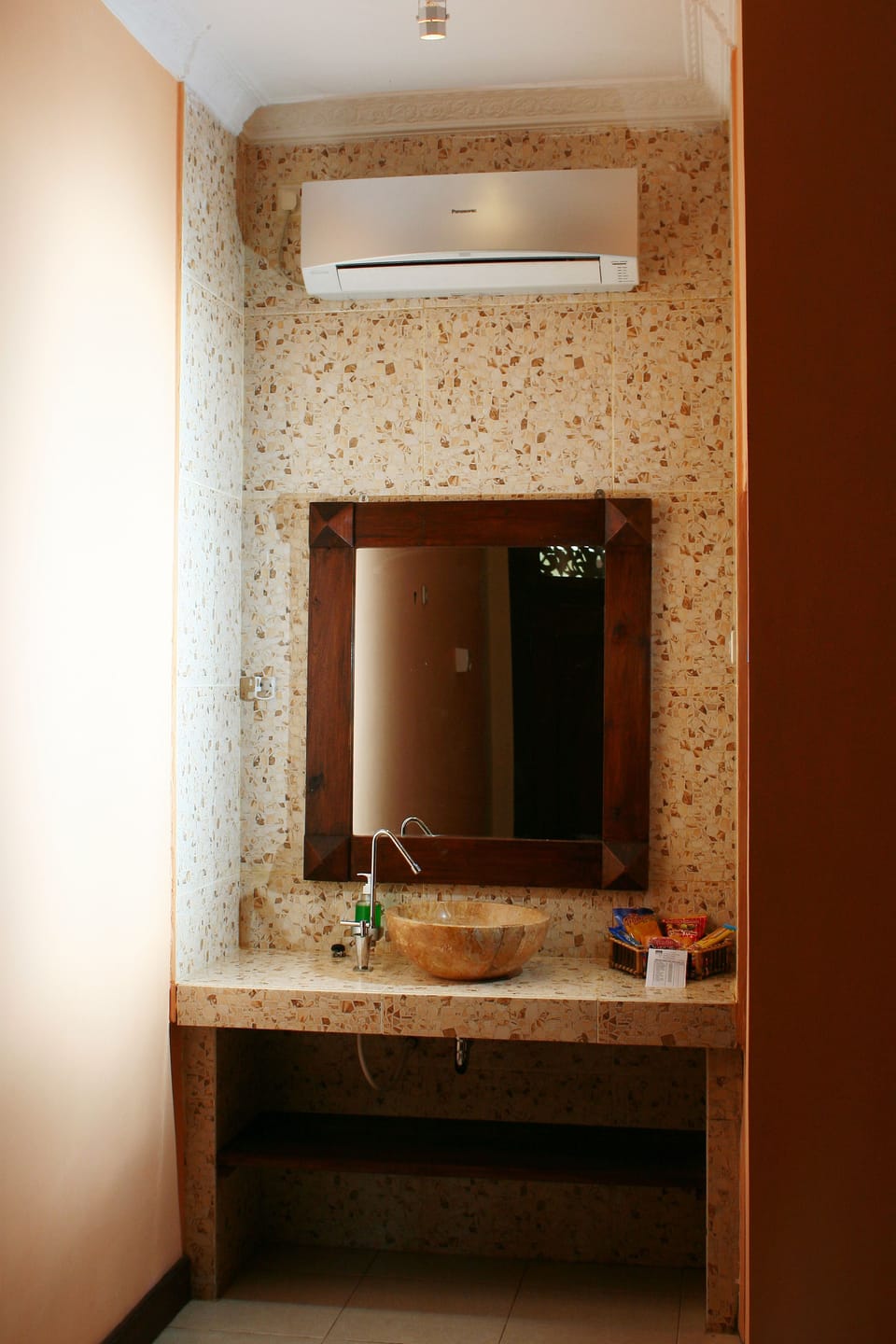 Shower, free toiletries, towels