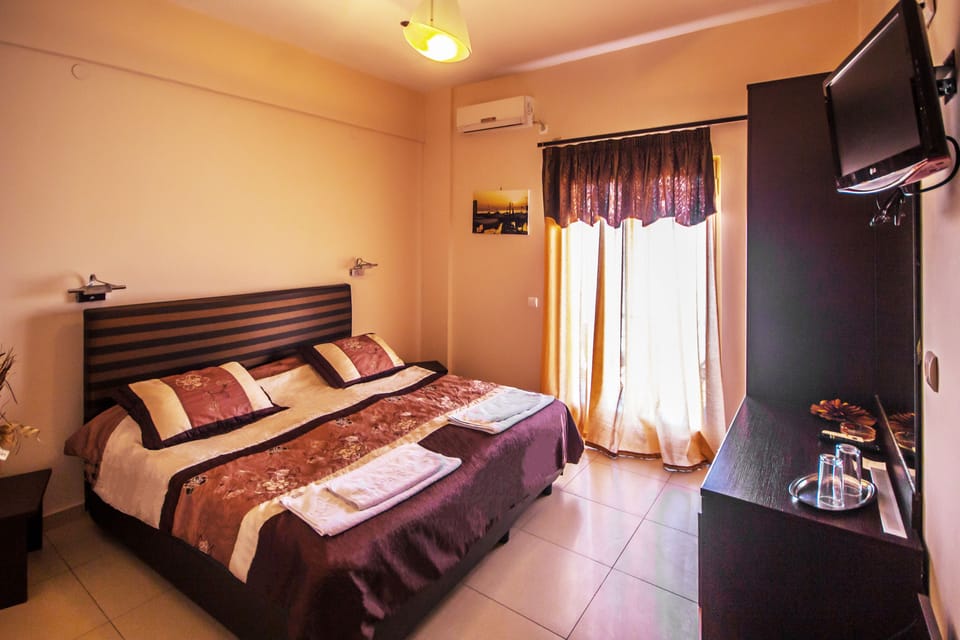 Basic Double Room | Minibar, in-room safe, desk, laptop workspace