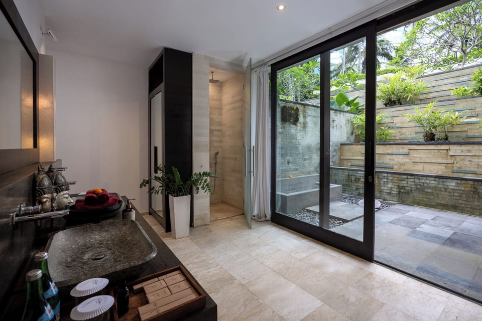 Beach Villa | Bathroom | Shower, rainfall showerhead, free toiletries, hair dryer