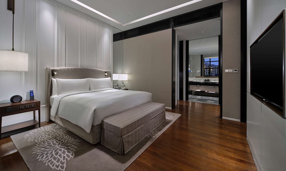Deluxe Suite, 1 Bedroom | Down comforters, minibar, in-room safe, desk