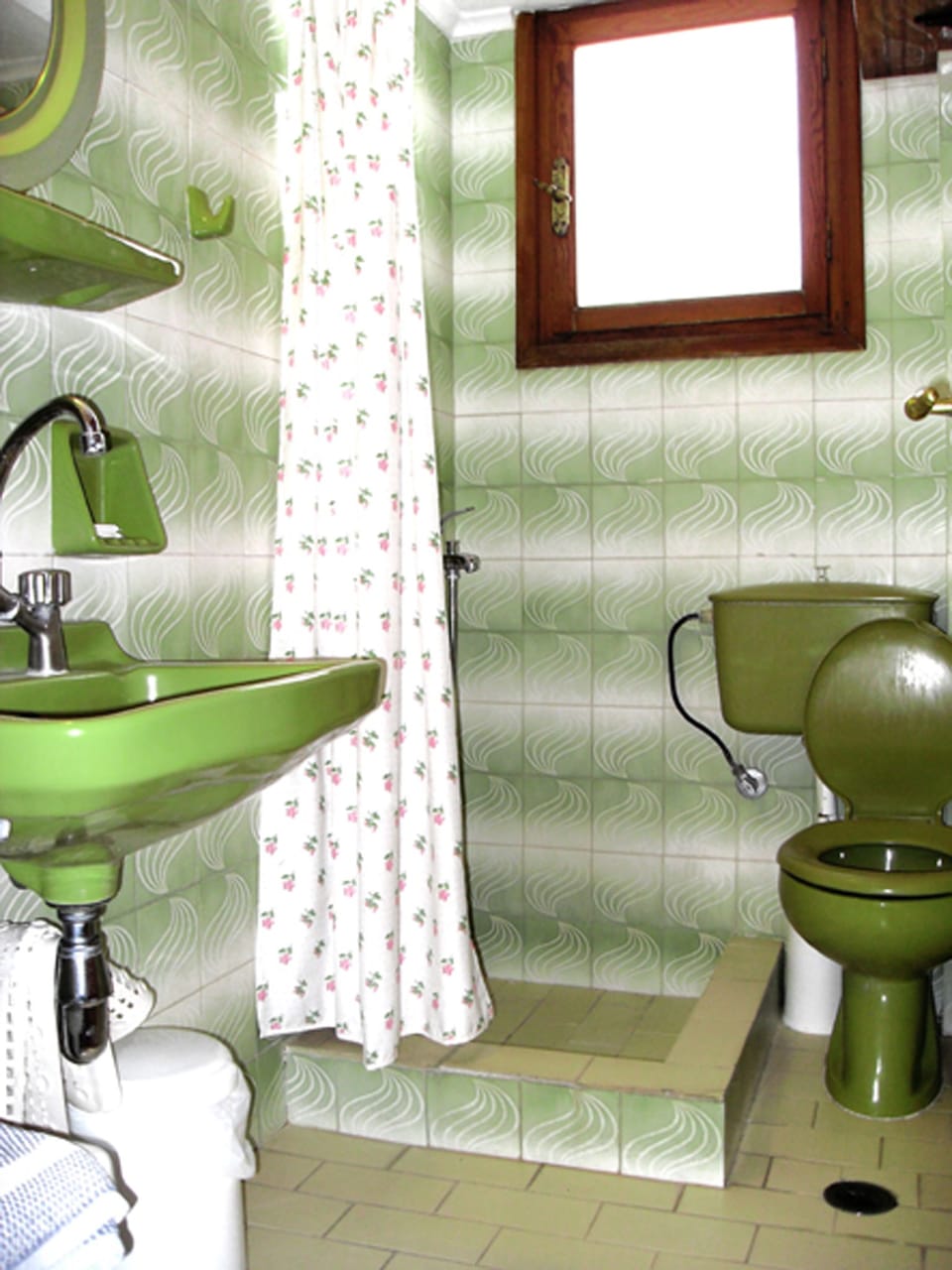 Double Room, Balcony | Bathroom | Shower, hair dryer, towels