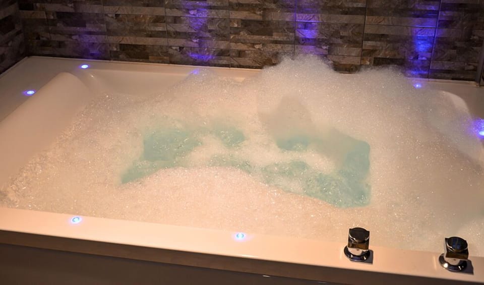 Jetted tub