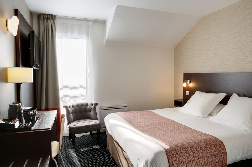 Premium bedding, in-room safe, desk, soundproofing
