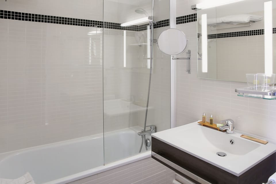 Combined shower/tub, deep soaking tub, free toiletries, hair dryer