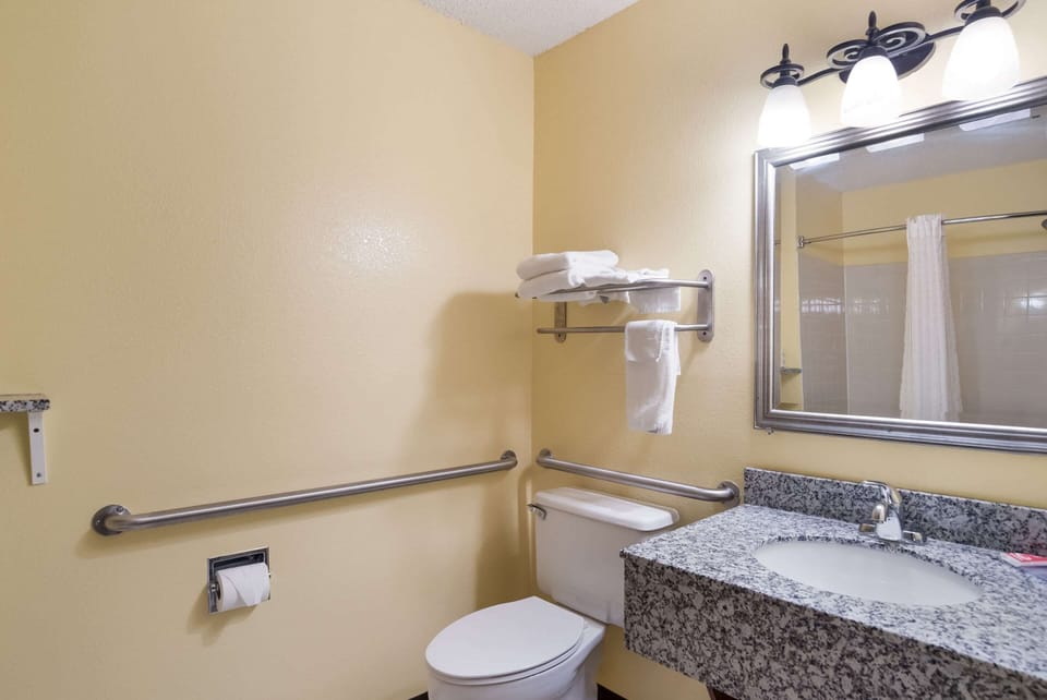 Room, 1 Queen Bed, Non Smoking | Bathroom | Combined shower/tub, free toiletries, hair dryer, towels