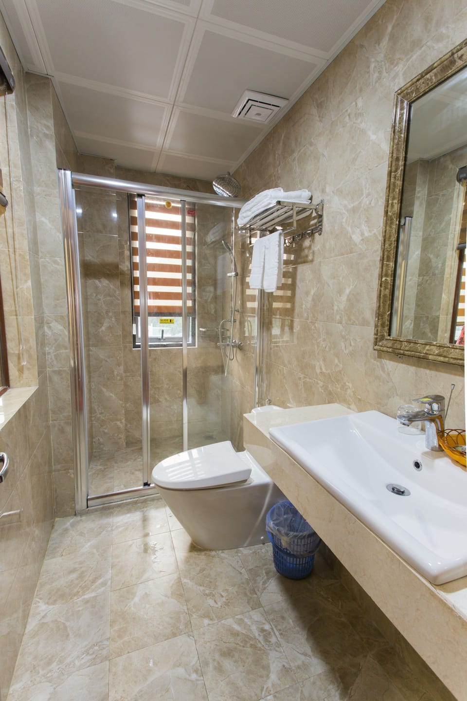 Shower, rainfall showerhead, free toiletries, hair dryer