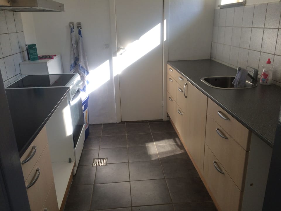 Fridge, oven, stovetop, cookware/dishes/utensils