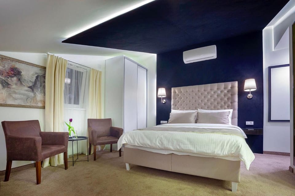 Hypo-allergenic bedding, desk, laptop workspace, free WiFi