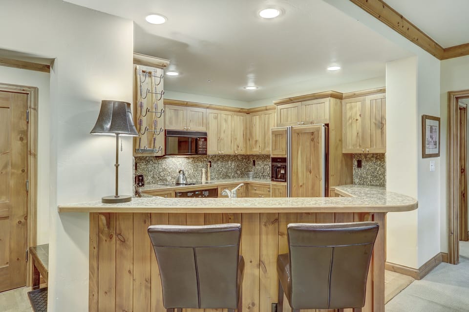 Condo, 2 Bedrooms | Private kitchen | Fridge, oven, coffee/tea maker, toaster