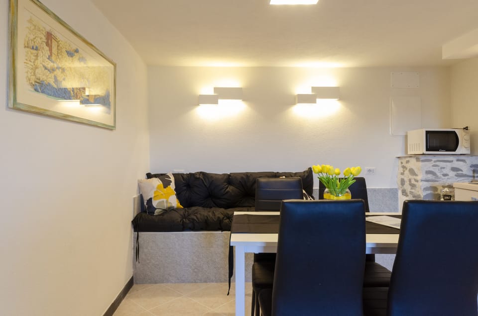 Studio | Living area | 32-inch flat-screen TV with digital channels, TV