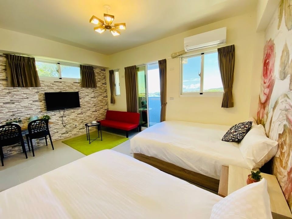 Design Quadruple Room | Blackout drapes, free WiFi, bed sheets