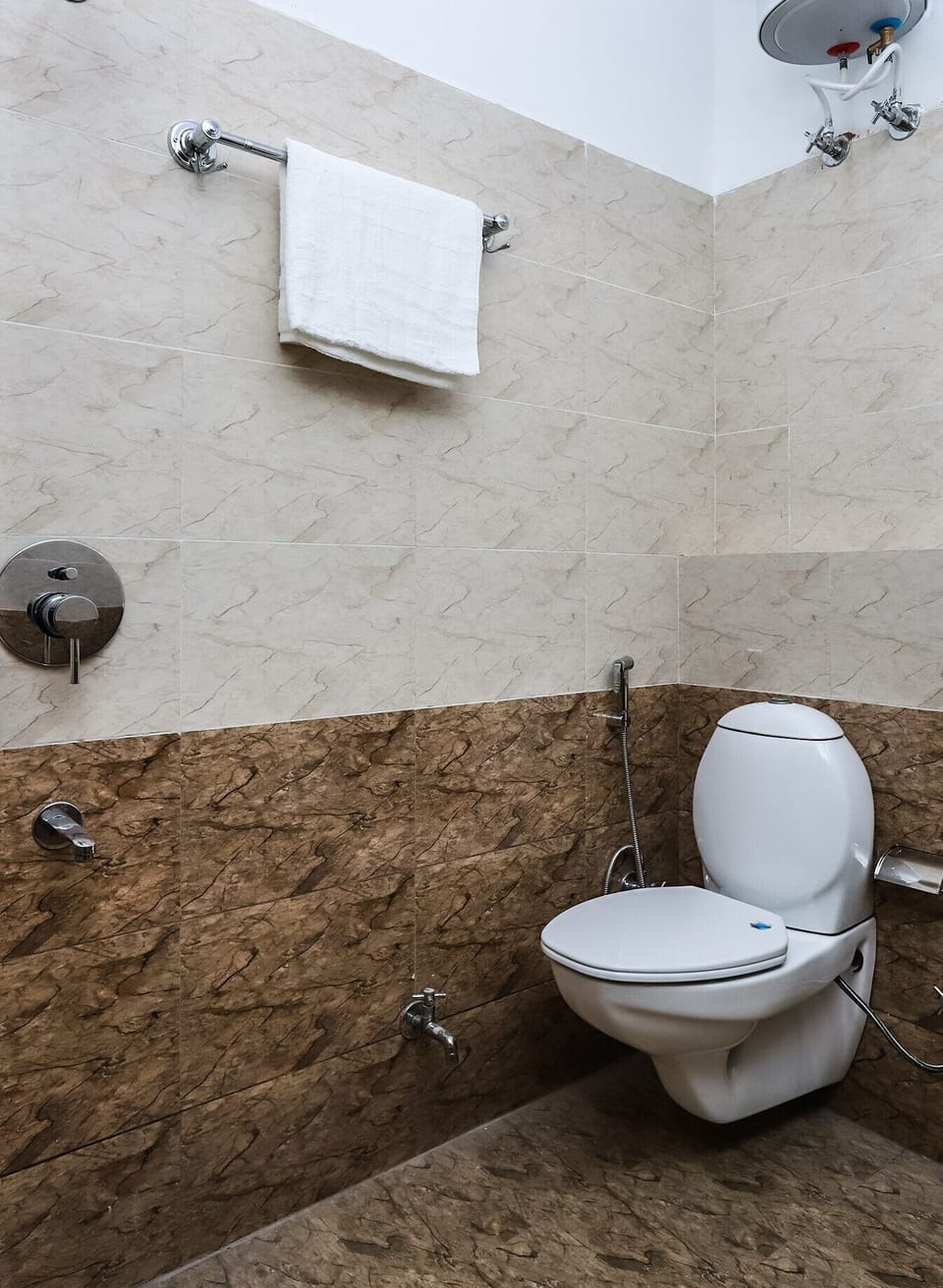 Suite Room | Bathroom | Shower, free toiletries, towels