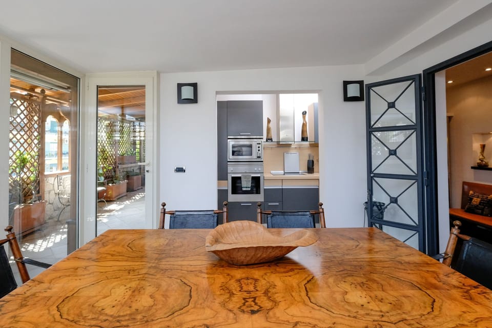 Studio Suite, City View | In-room dining