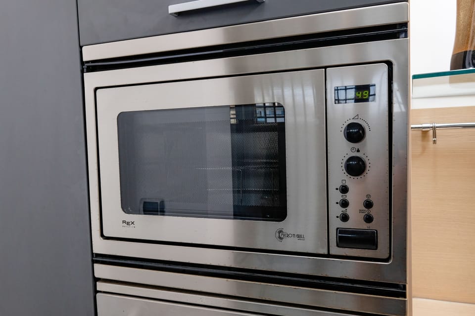 Studio Suite, City View | Microwave