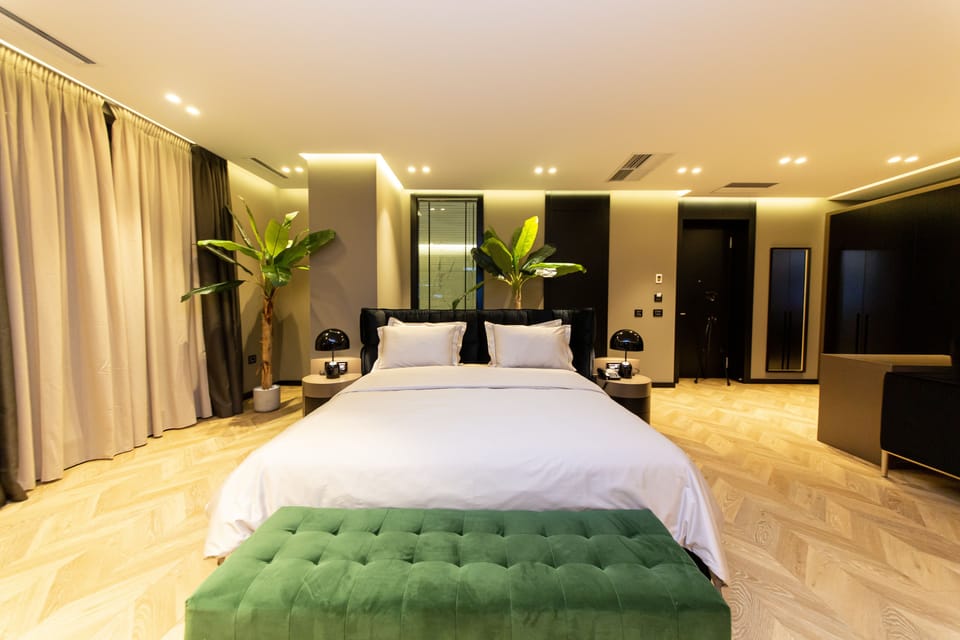 Royal Studio Suite, Lake View | Premium bedding, minibar, in-room safe, desk