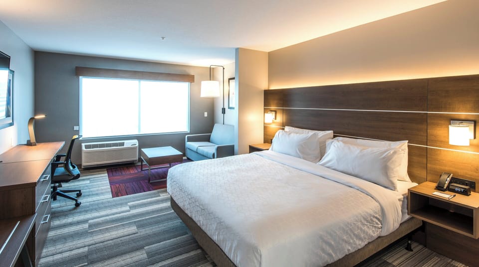 Suite, 1 King Bed (Additional Living Area) | Hypo-allergenic bedding available, in-room safe, desk, laptop workspace