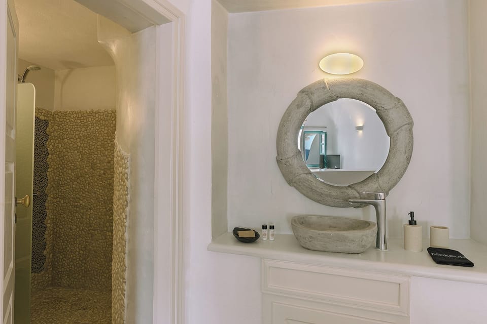 Deluxe Studio (Caldera View) | Bathroom | Shower, rainfall showerhead, free toiletries, hair dryer