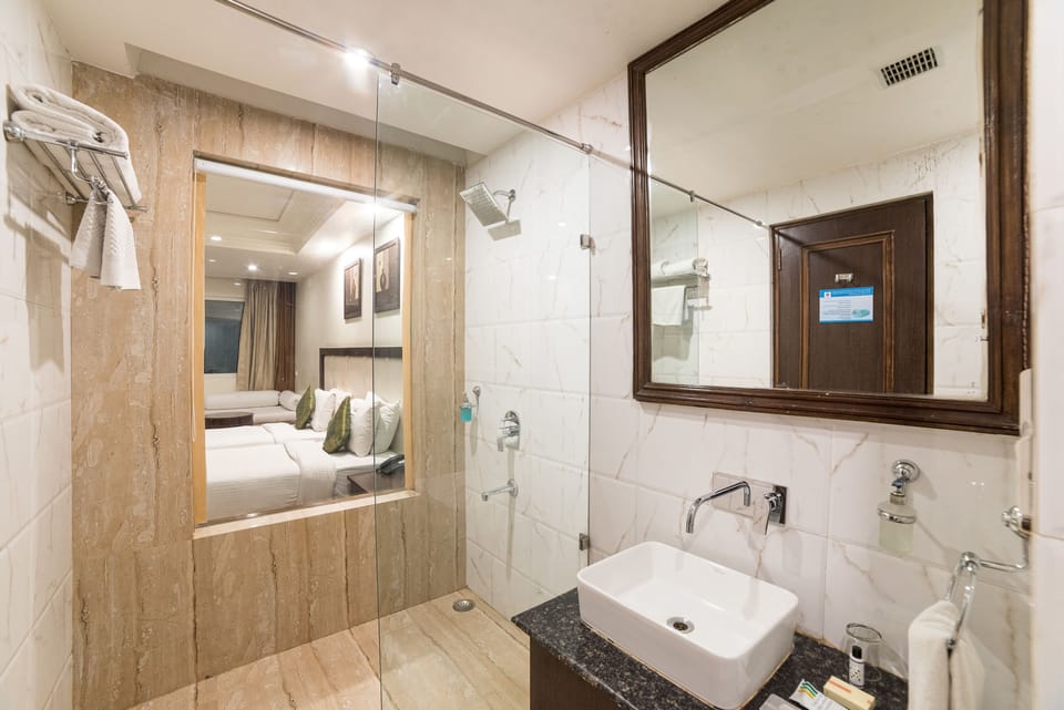 Deluxe Double or Twin Room | Bathroom | Combined shower/tub, free toiletries, towels
