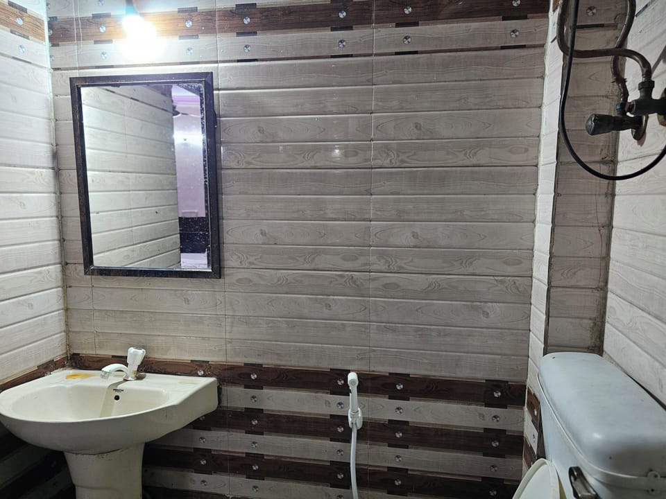 AC CLASSIC TRIPLE ROOM | Bathroom | Shower, towels