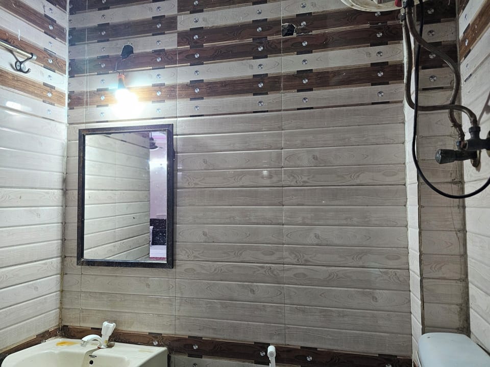 AC DELUXE ROOM | Bathroom | Shower, towels