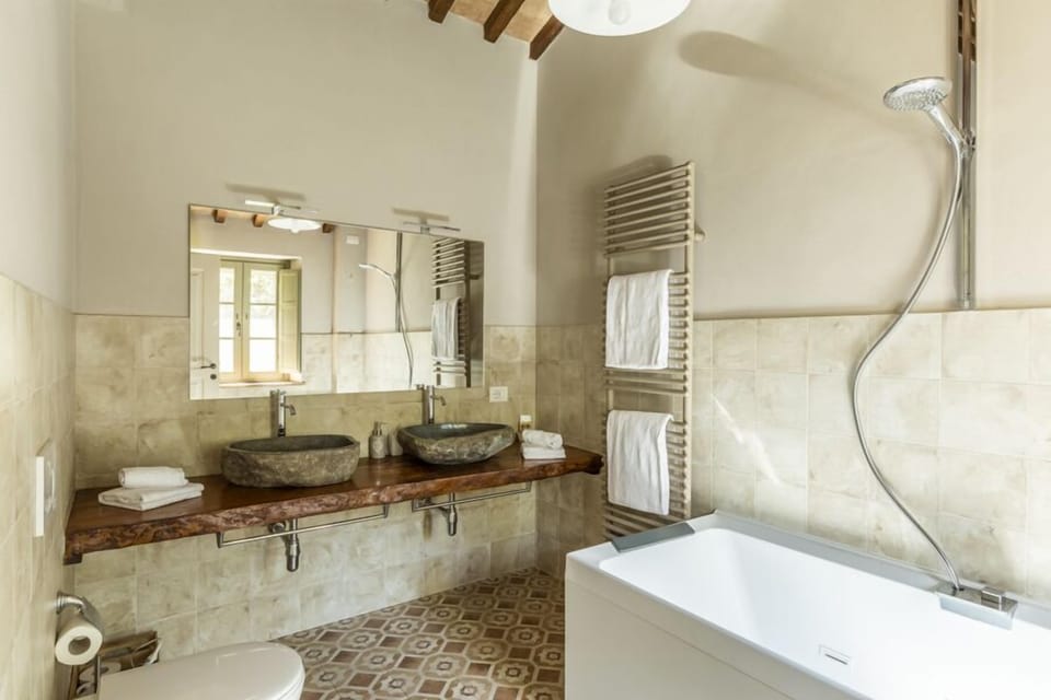 King Room | Bathroom | Free toiletries, hair dryer, slippers, bidet