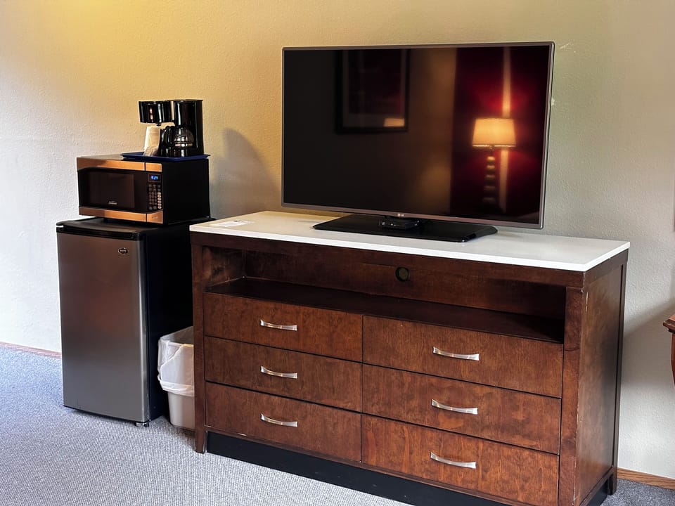 Room, 1 King Bed | Premium bedding, individually decorated, individually furnished