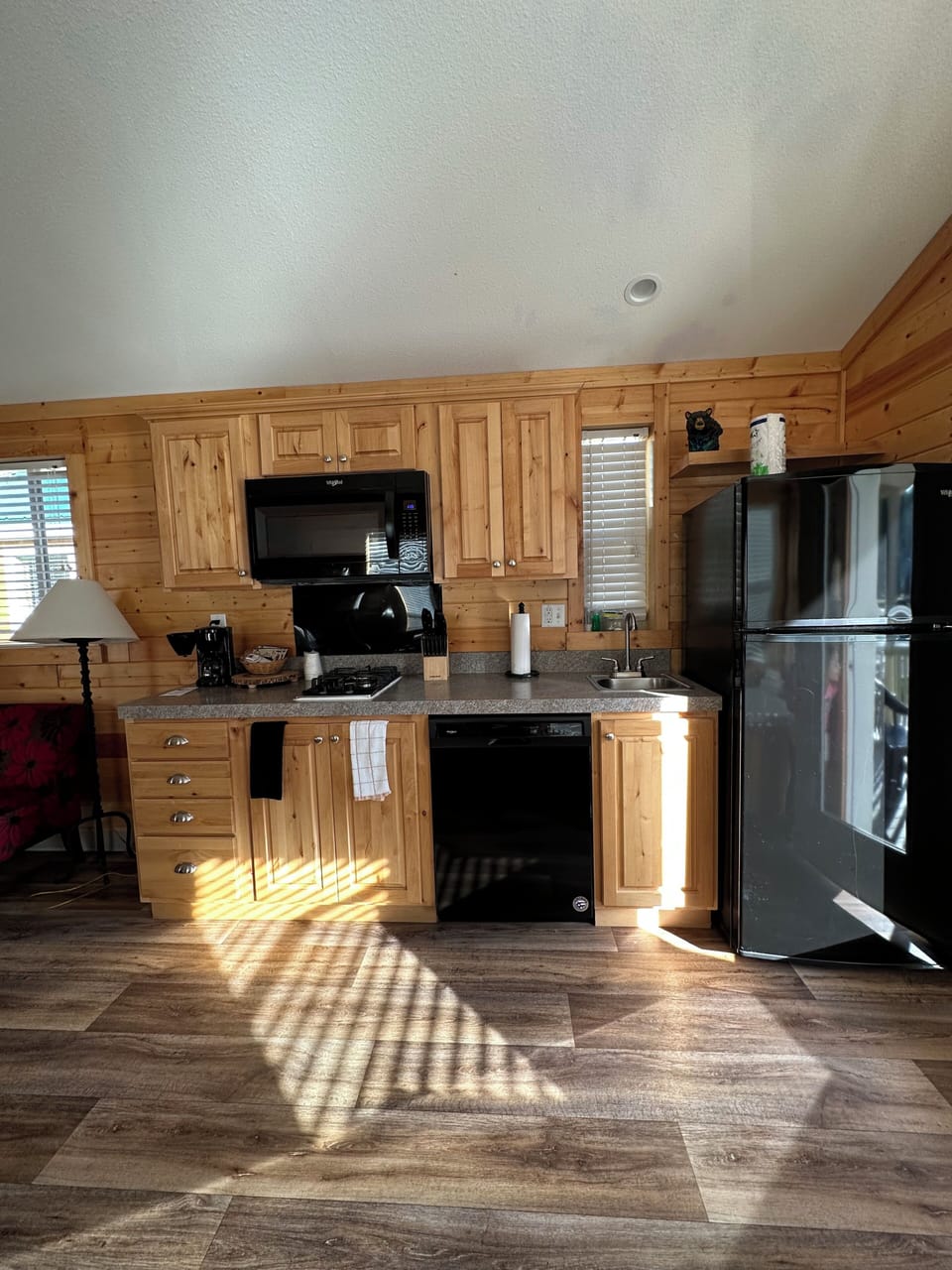 Deluxe Cabin, Multiple Beds, Non Smoking, Jetted Tub | Private kitchen | Fridge, microwave, coffee/tea maker