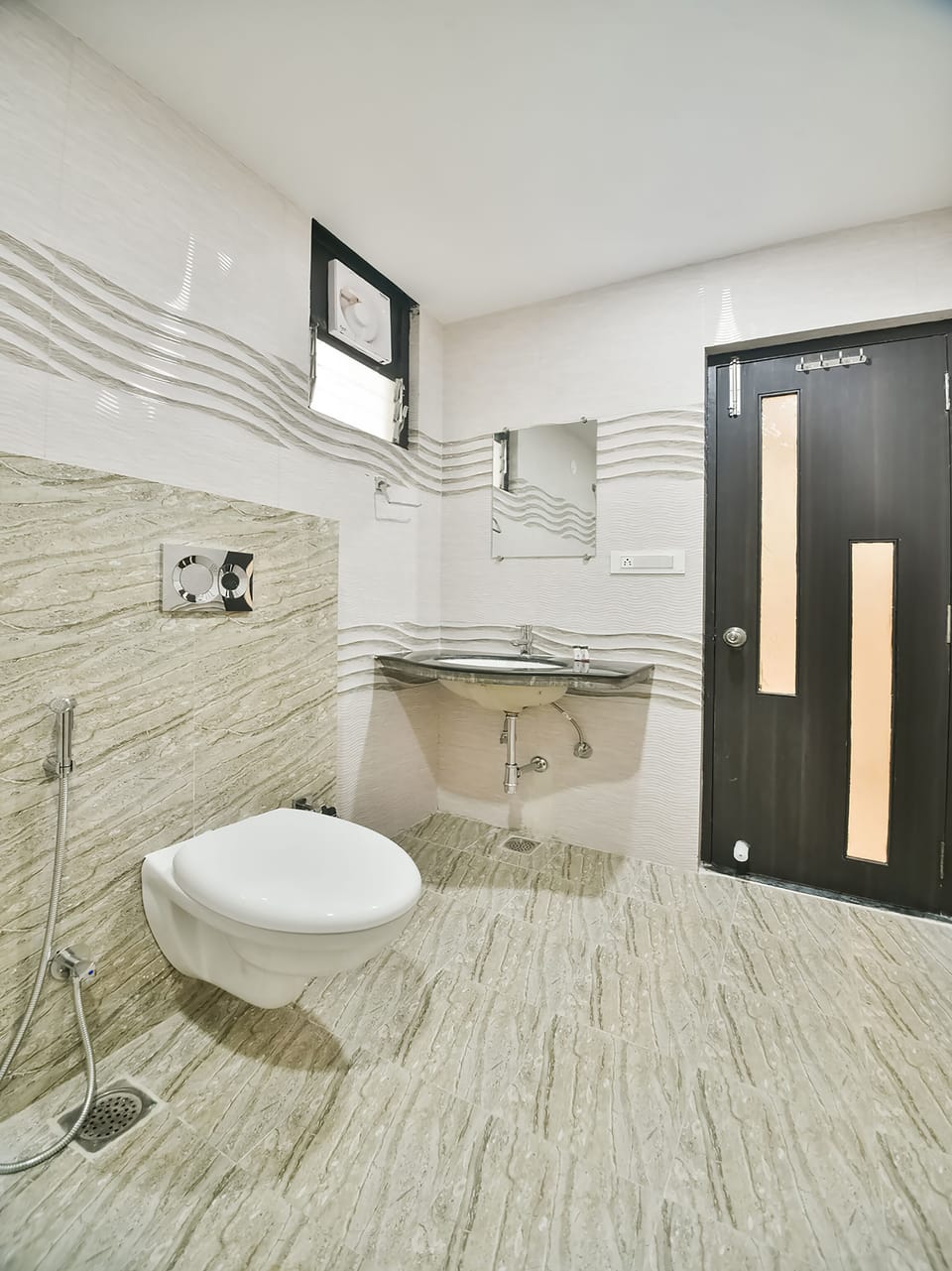 Super Deluxe Room | Bathroom | Shower, free toiletries, towels, soap