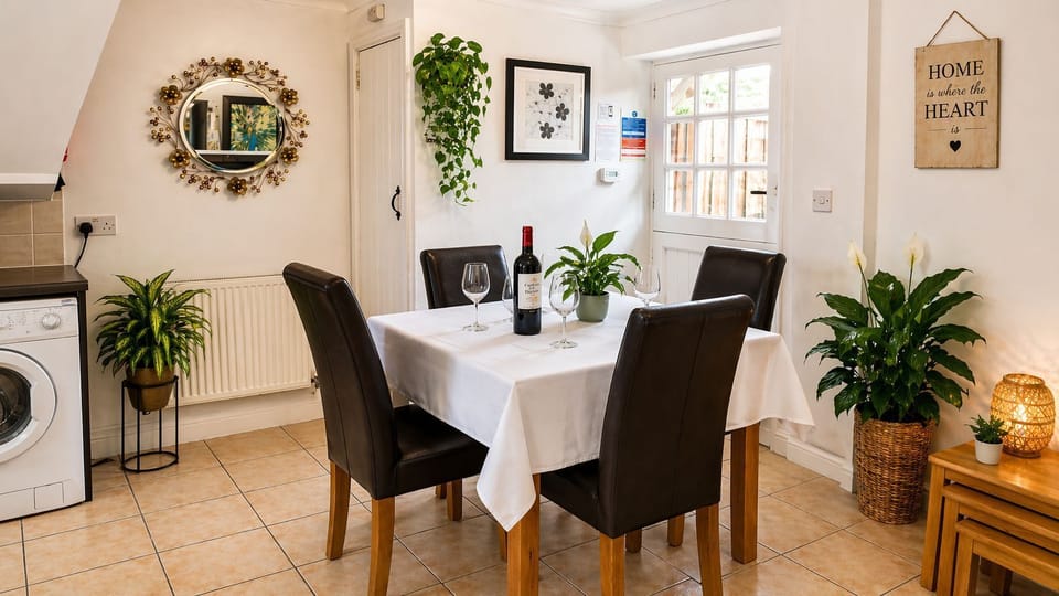 House, Multiple Bedrooms | In-room dining