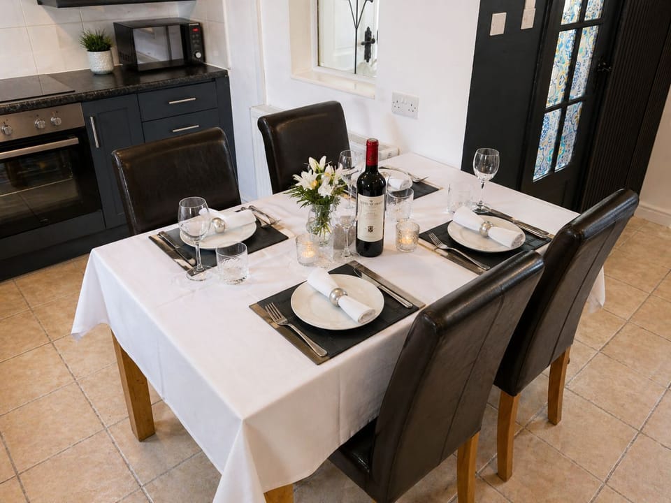 House, Multiple Bedrooms | In-room dining