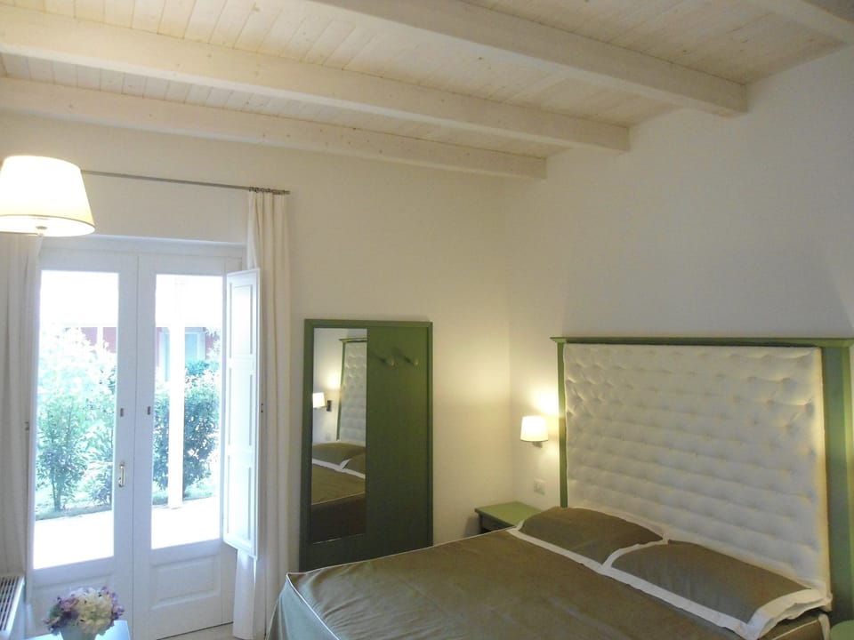 Junior Suite | Minibar, in-room safe, individually decorated, desk