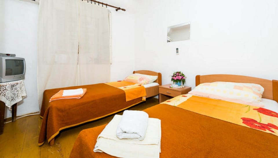 Twin Room, Shared Bathroom | Free WiFi, bed sheets