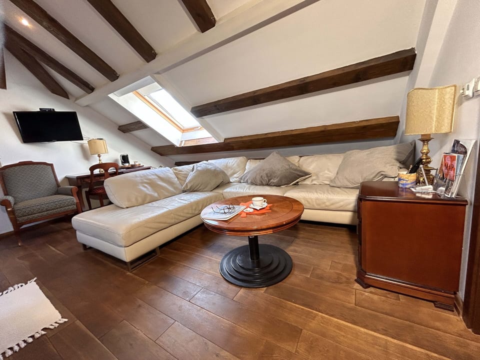 Executive Studio Suite | Premium bedding, down comforters, memory foam beds, free minibar