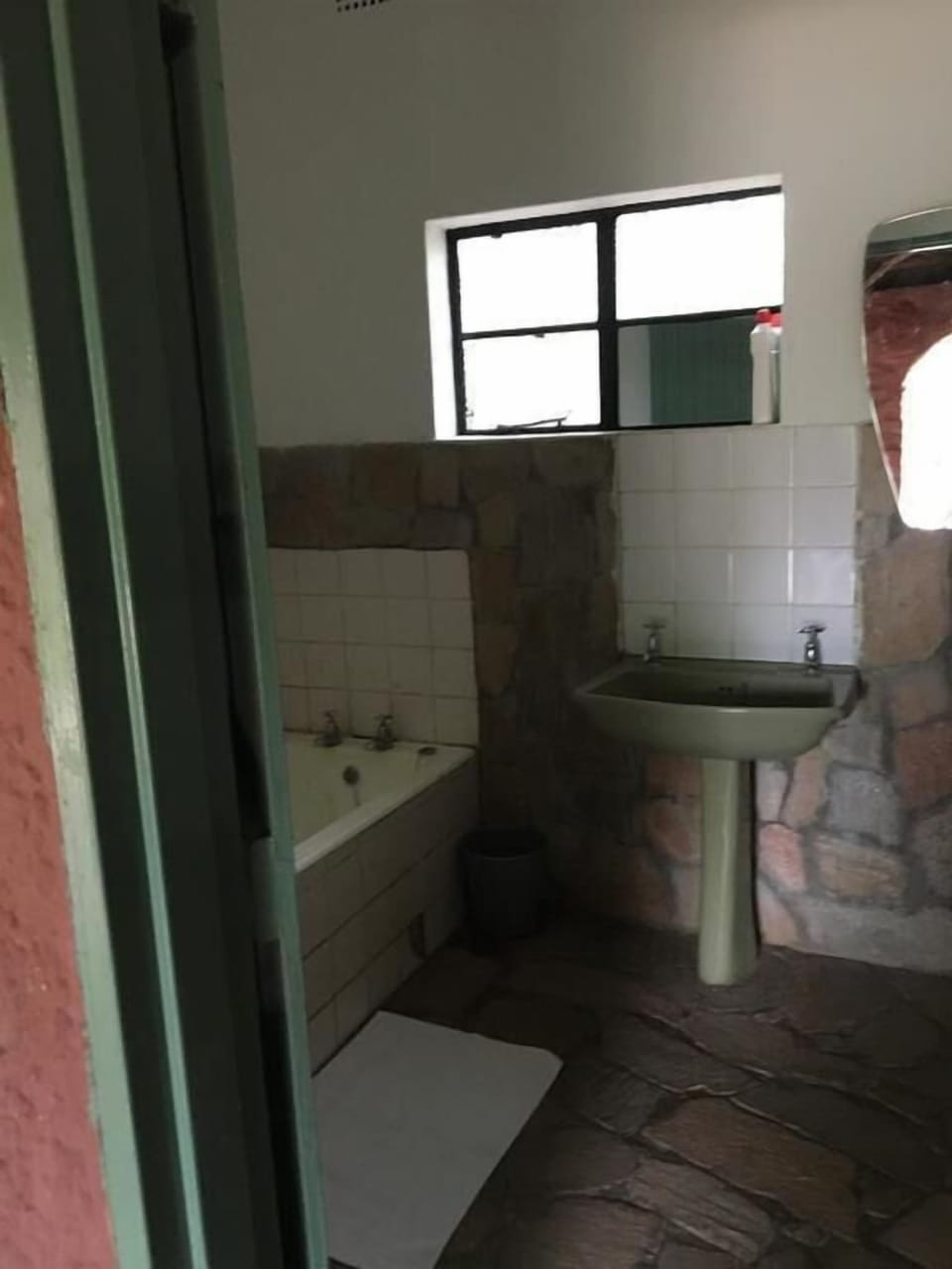 Twin Room | Bathroom | Shower, hydromassage showerhead, towels